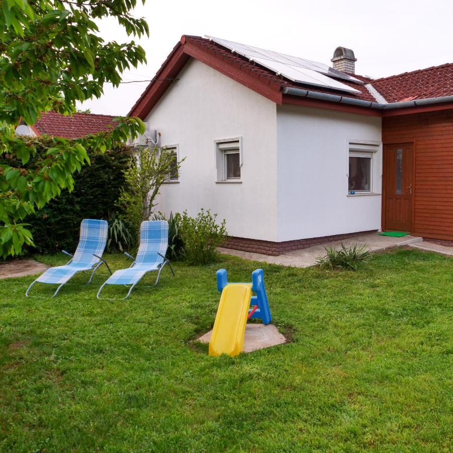 Cseresznyes Apartman Berekfürdő エクステリア 写真